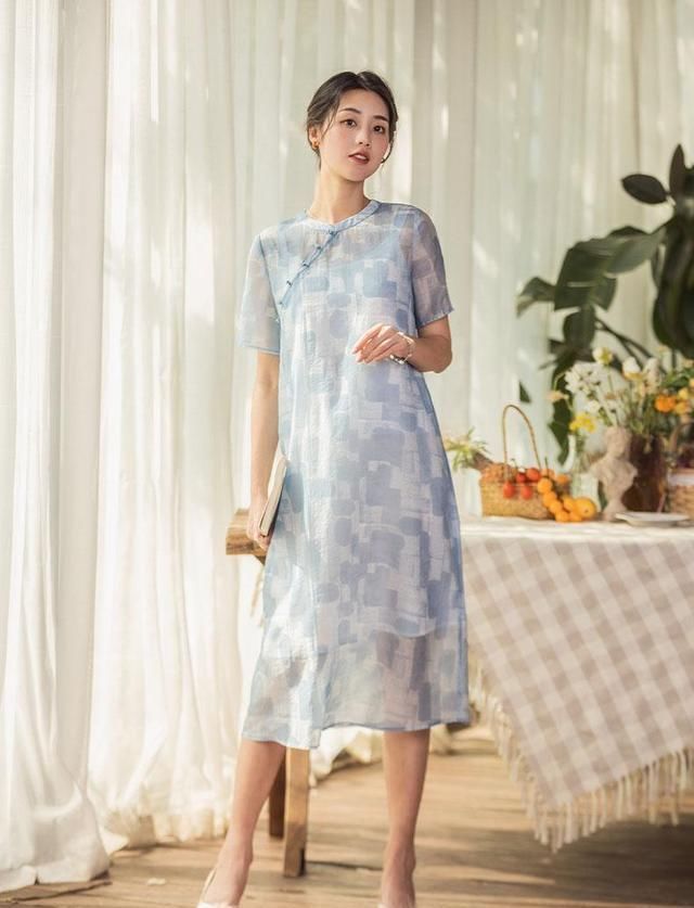 #复古#开春第一件裙子建议“旗袍裙”,慵懒随性还复古,美成初恋模样