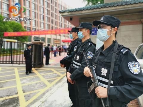  『护航』武汉特警：你安心上课，我硬核护航