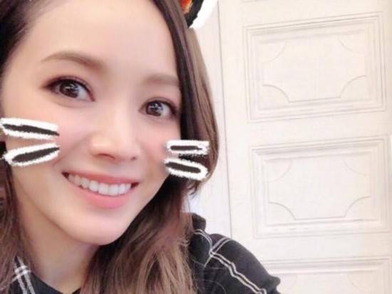 辣妈侯佩岑红色洋装小露事业线 笑容清纯甜美动人