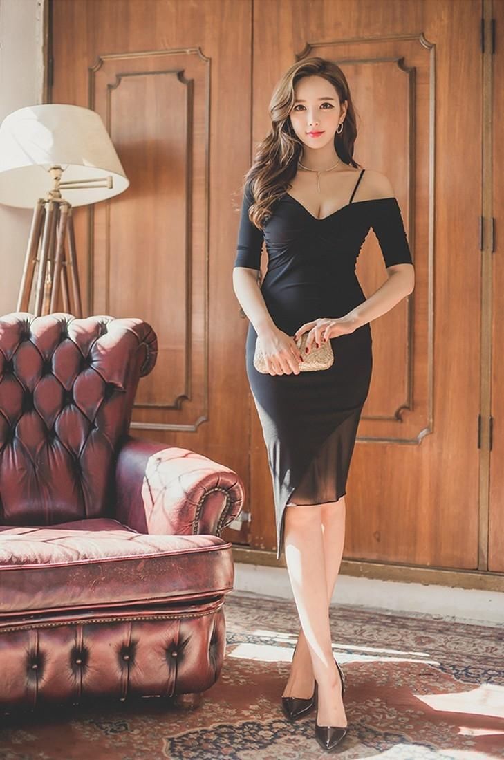 韩国性感美女李妍静穿深V礼服露圆润酥胸，翘臀长腿别有一番风情