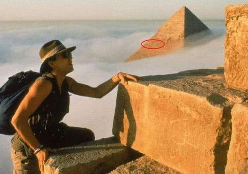金字塔禁止游客攀爬，上面有什么？小伙偷爬上去之后终于知道原因