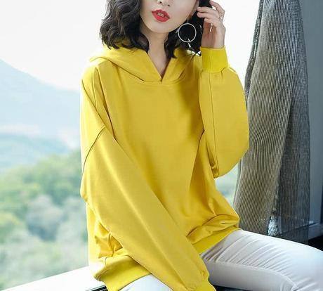 马上就到中秋，别买风衣了！今年流行穿洋气卫衣，显瘦显嫩超养眼