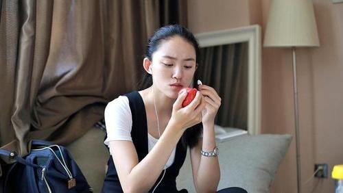  上榜@加速女性衰老的“举动”，熬夜未上榜，看完榜首，劝你管住嘴