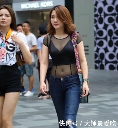 【 美女】展现紧身又舒适的装扮！，时尚气质装扮的牛仔裤美女