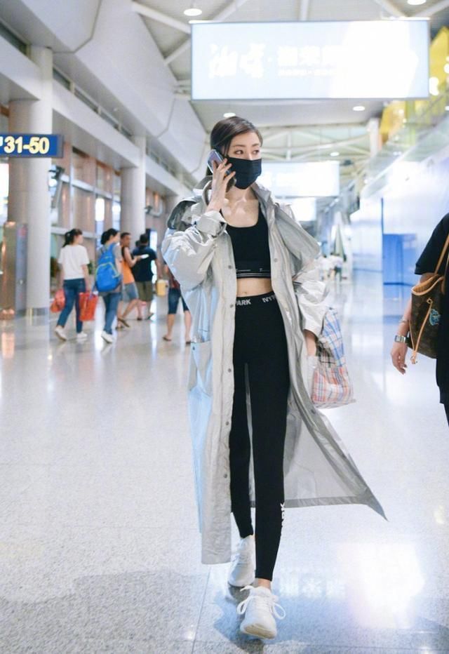 张天爱现身机场,长款风衣配健身服潮翻了,网友:包包才是真的潮