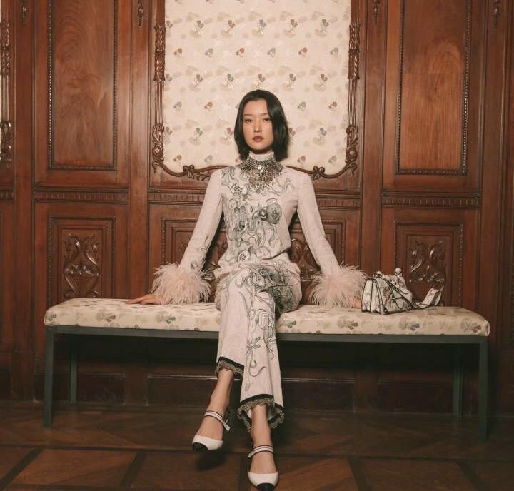 有点惊艳!一席红色的连衣裙，杜鹃尽显高贵典雅