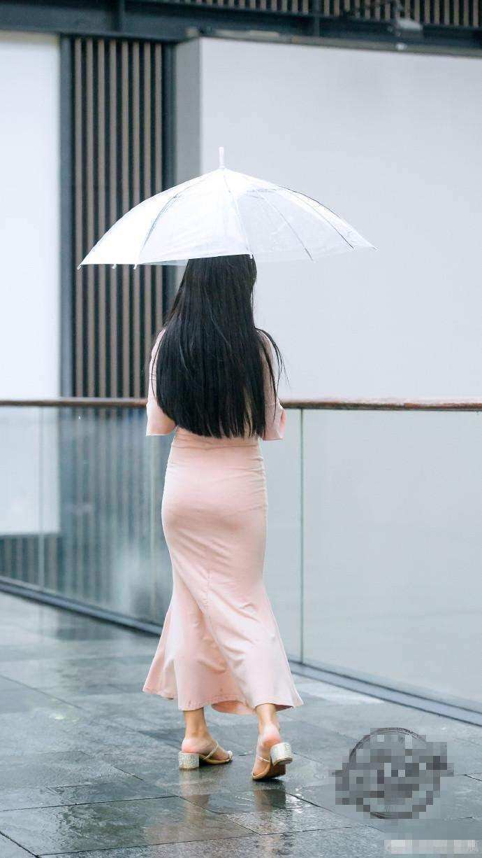 街拍: 雨中徘徊的紧身裙小姐姐, 穿这么少不冷吗?