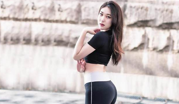 时髦的紧身裤，穿上后彰显好身材，显得干练秀美！