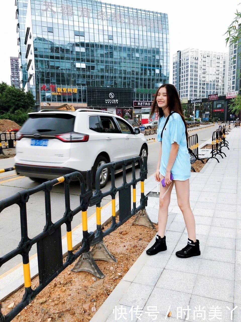 林允穿件蓝T就敢上街，大长腿超抢镜，网友：终于做回自己了！