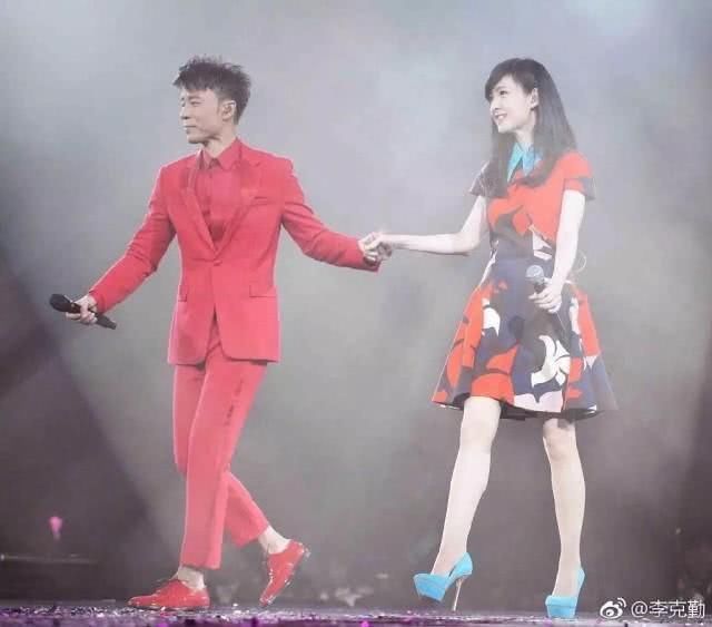 51岁周慧敏腿白到发光，身穿气质裙尽显时尚感，仅次于赵雅芝？