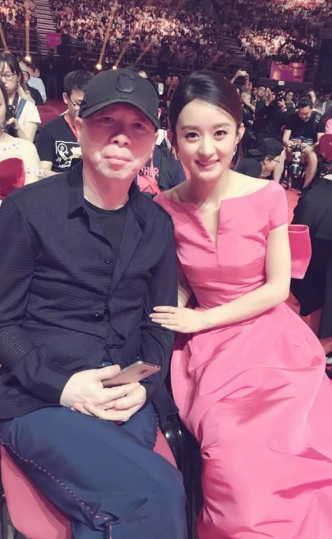 赵丽颖一袭红裙撞衫王丽坤，两大纯天然女神，却一个尴尬一个妩媚