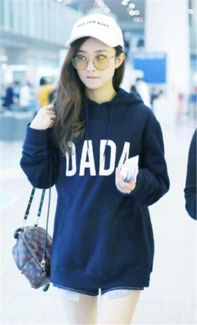 赵丽颖也开始玩下衣失踪，短裤只见两张“纸”，新潮搭法太6了