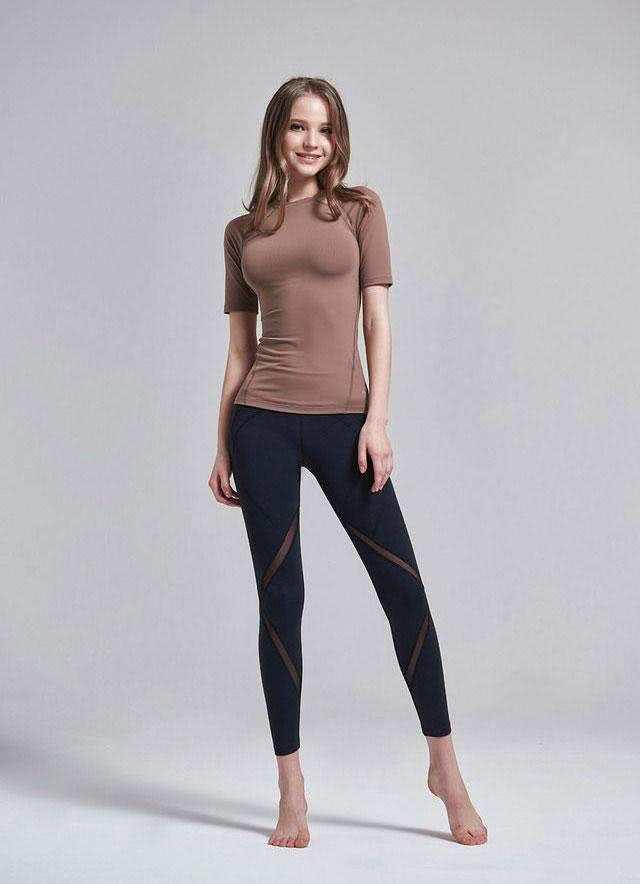 臀部大的女人穿紧身裤是很好的选择，穿着舒适不紧绷又显档次