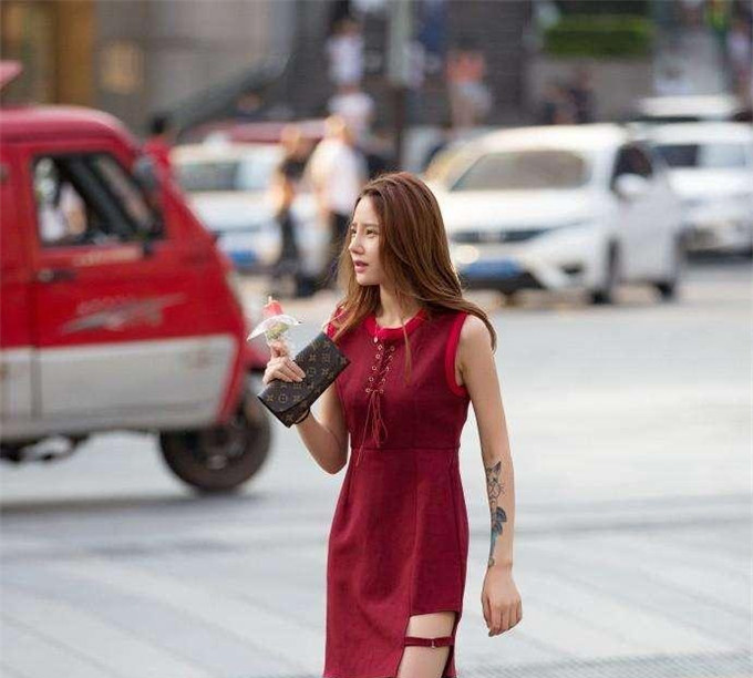 美女街拍， 高腰修身打造优雅完美的身型 ,更引人注目欣赏