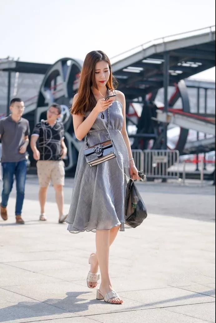 街拍美女：长得性感动人的精致美女们