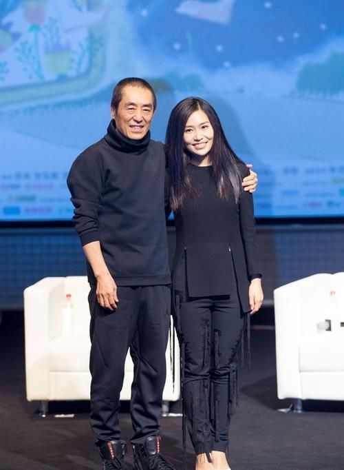 『偶遇』张艺谋女儿偶遇巩俐，从他这样叫巩俐，看出他的真实教养