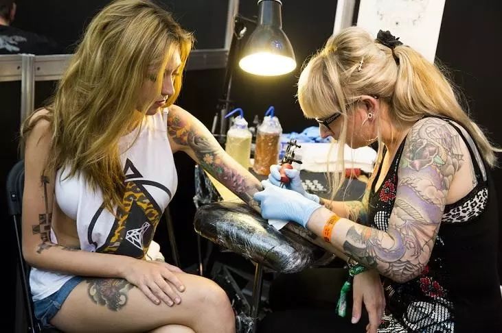 直击纹身中的妹子:过程是痛苦的，将来会后悔吗