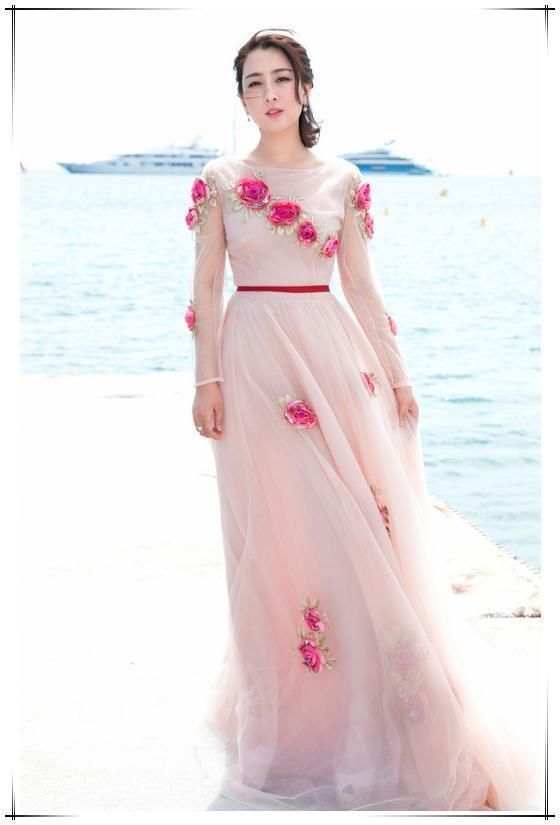 马苏好尴尬!一条深V裙穿成50岁大妈，网友:没气质露再多也白费