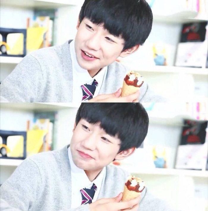 小鲜肉吃冰淇淋:范丞丞用勺子,最服易烊千玺左手右手都拿了一个