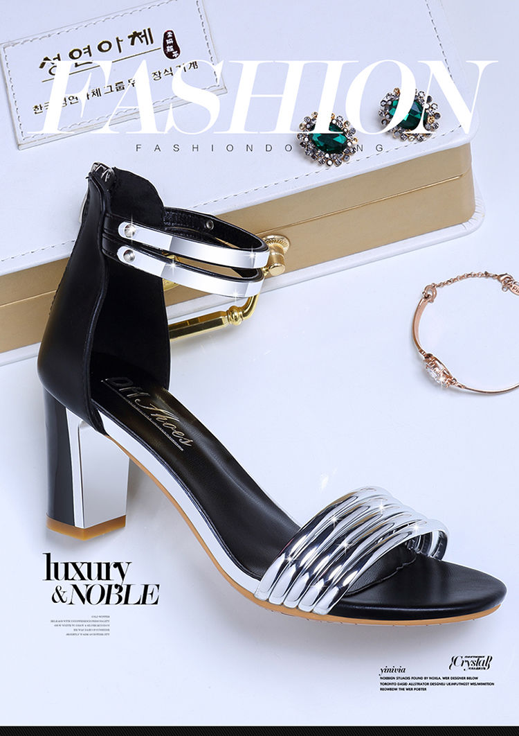 夏天只有高跟凉鞋才是女人的首选，显脚白，让男人看不够