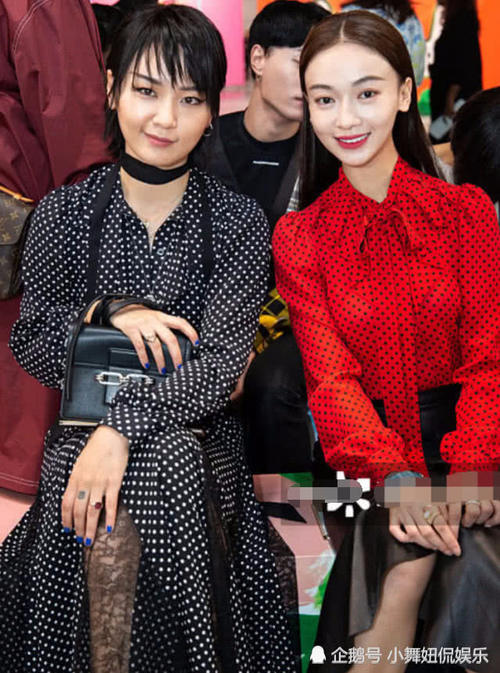 吴谨言成大忙人，穿复古装与杨幂朋友合影，竟印证对方“变脸”了