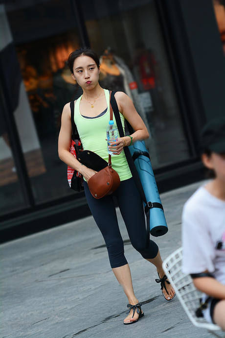 主题街拍：都穿紧身裤，谁漏谁尴尬