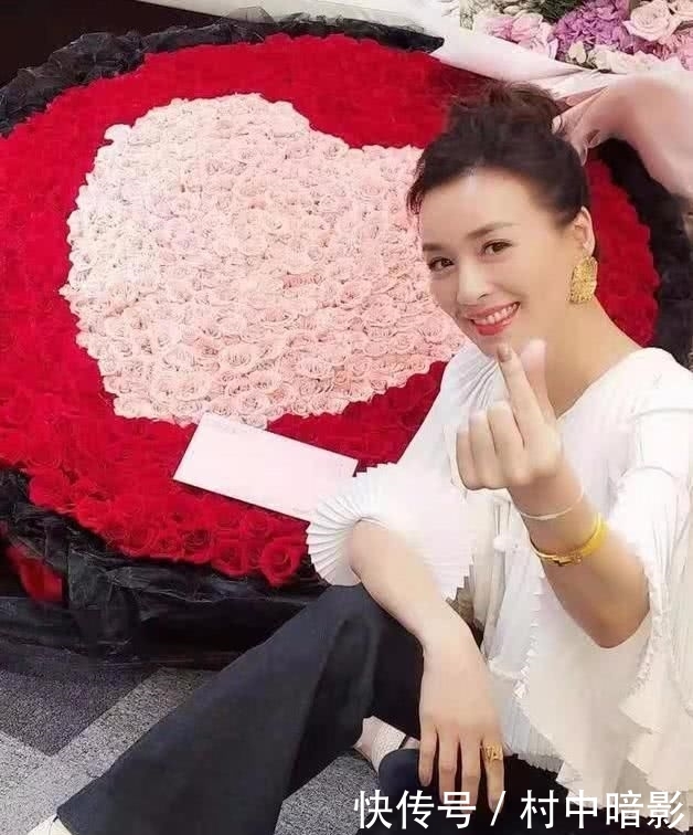 『 颜美』49岁除了有一点眼袋,脸上竟光嫩无一丝皱纹,被张庭的素颜美到了