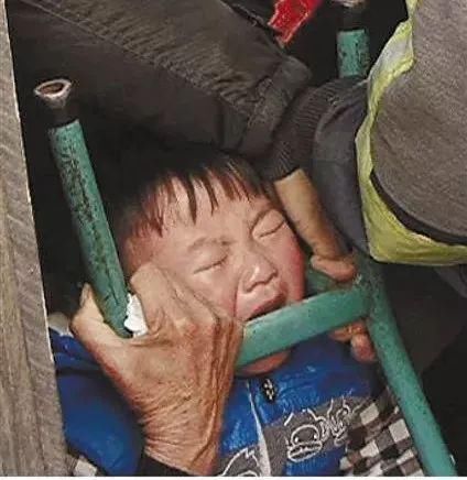  救援|家长警惕！同安小女孩手指被卡，竟是玩具惹的祸！消防员现场巧妙救援→