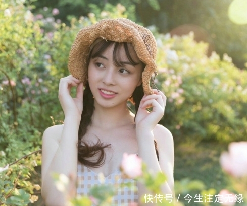 写真:阳光吊带裙美少女,午后俏皮唯美写真