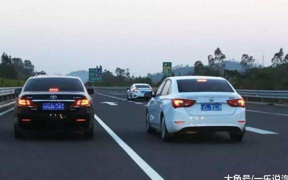 春节高速怪相: 超车道跑80KM/H, 慢车道跑120KM/H