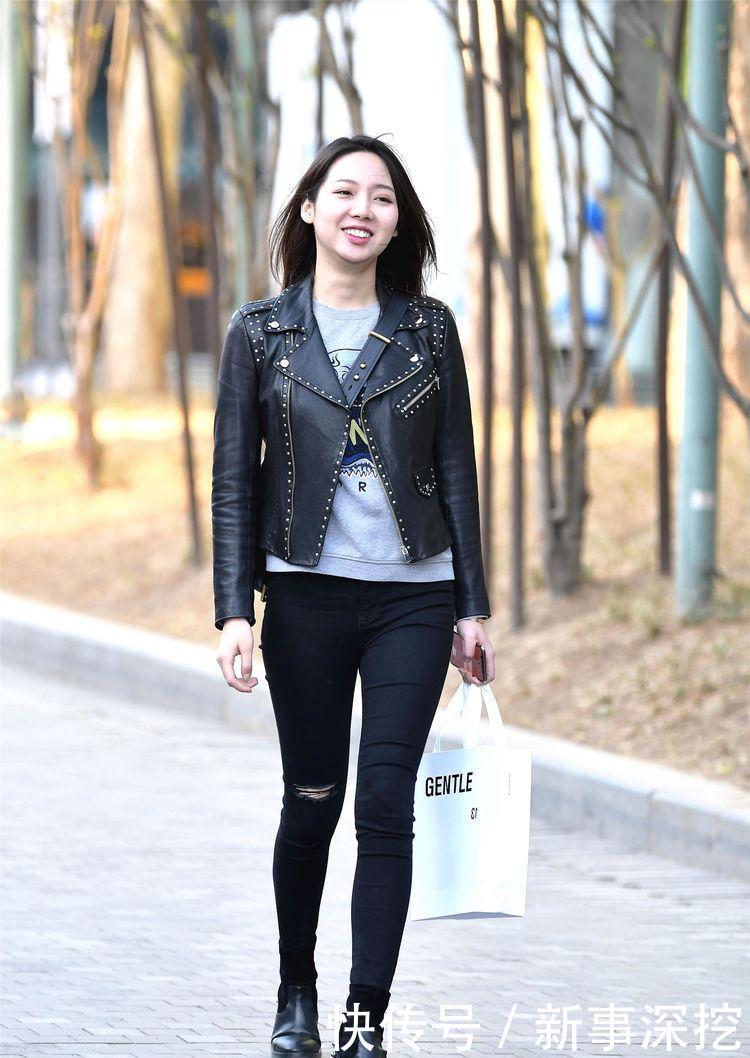 『气质』美女短款的黑色皮夹克,搭配修身的高腰牛仔裤,凸显气质!