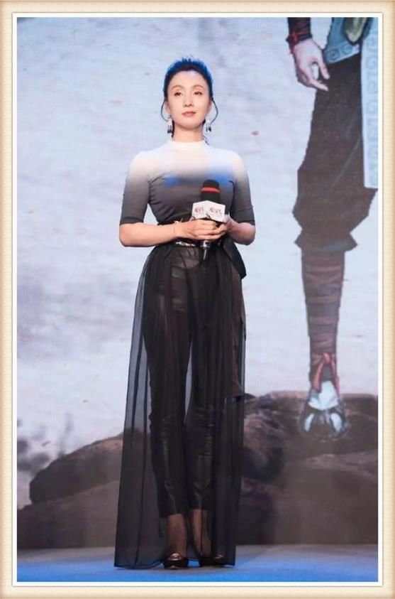 小陶虹美到犯规，王俊凯目不转睛!网友:熟女杀伤力不可小觑啊!