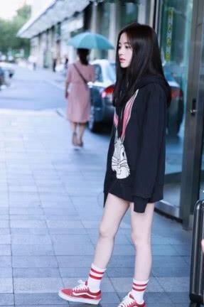 鞠婧祎没衣服穿了？竟把卫衣当连衣裙穿，搭配起来意外有个性！