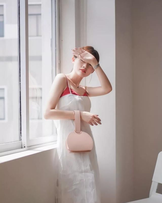  撞色拼接@作为一枚精致的女生,衣橱里需要哪些基础款的时尚单品?