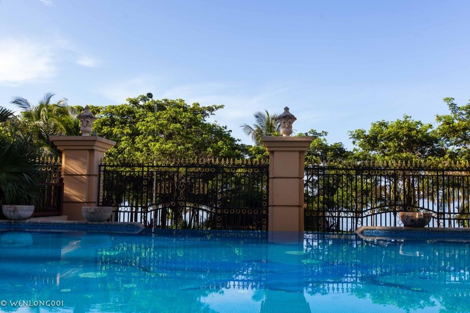 这可能是离三亚机场最近的酒店了，泳池连着大海