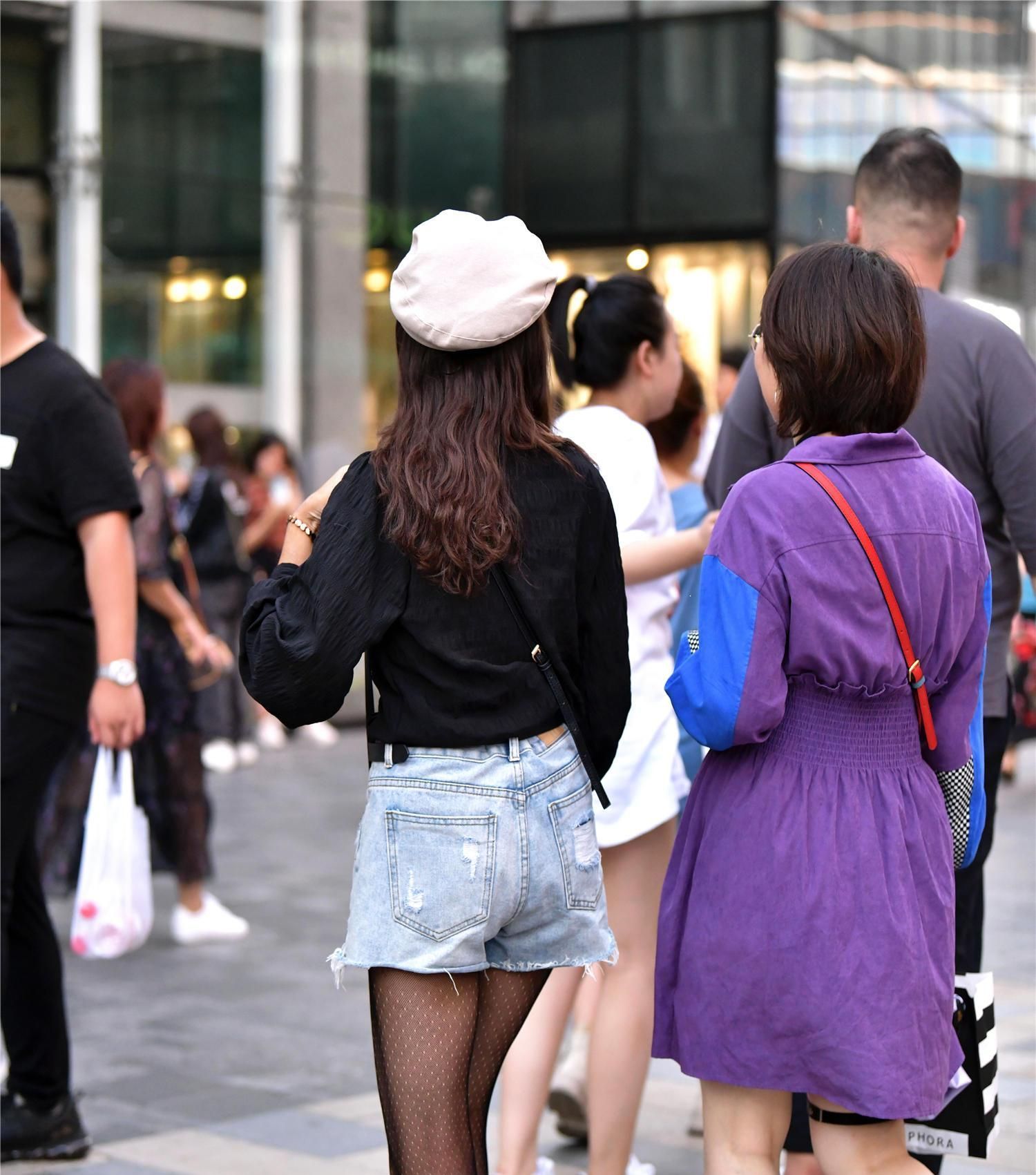 『优雅』街拍:笑容甜美的小姐姐,一条白色的连衣裙,时尚优雅女神魅力