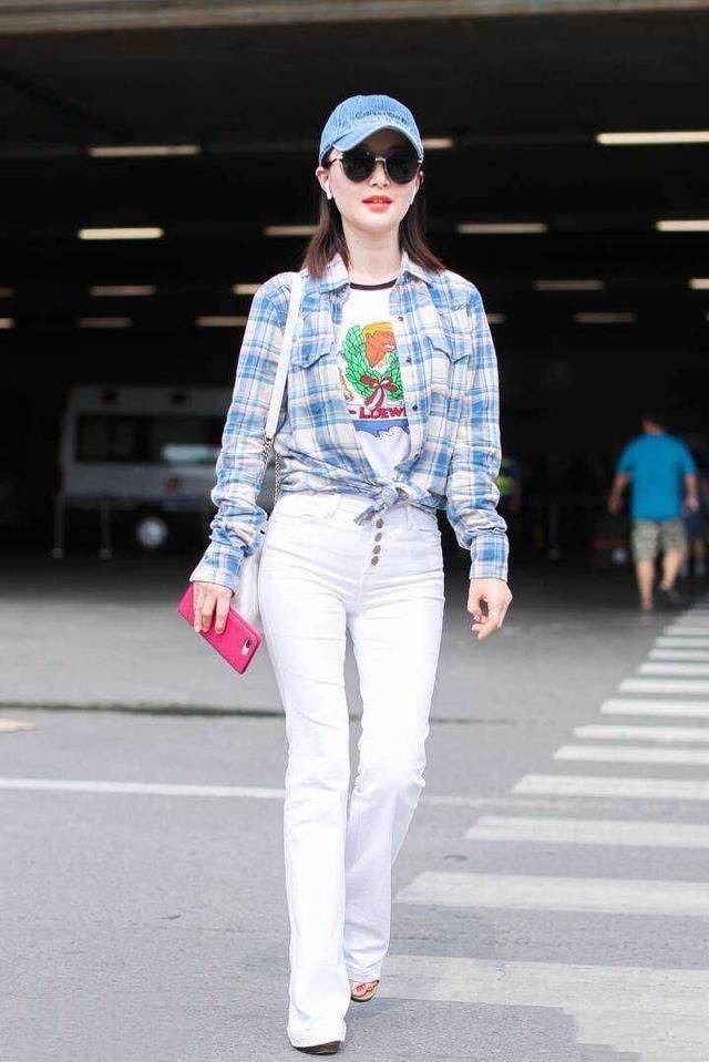 舒畅白色紧身裤都敢穿，真自信！只不过这款式是10年前的吧？