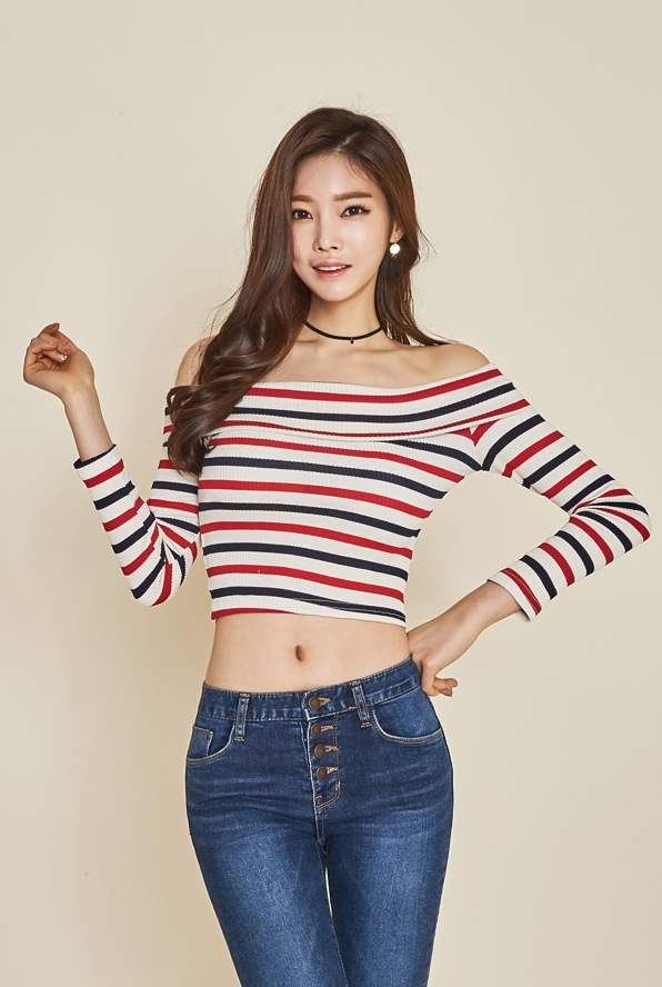 五官精致的牛仔裤美女，清爽活力，彰显十足街头风格！