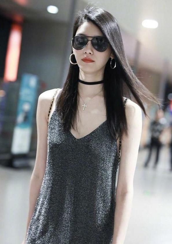 奚梦瑶吊带清凉袭人，“小樱桃”凸显，看到脚上鞋的子，全部懵圈