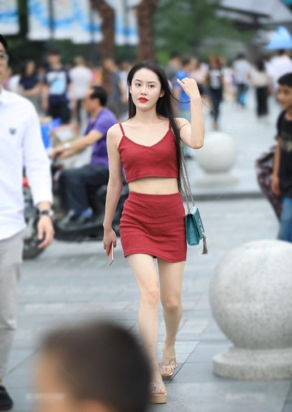  小姐姐|街拍：表姐好好的连衣裙非要在中间”截一道“, 这样好看吗?