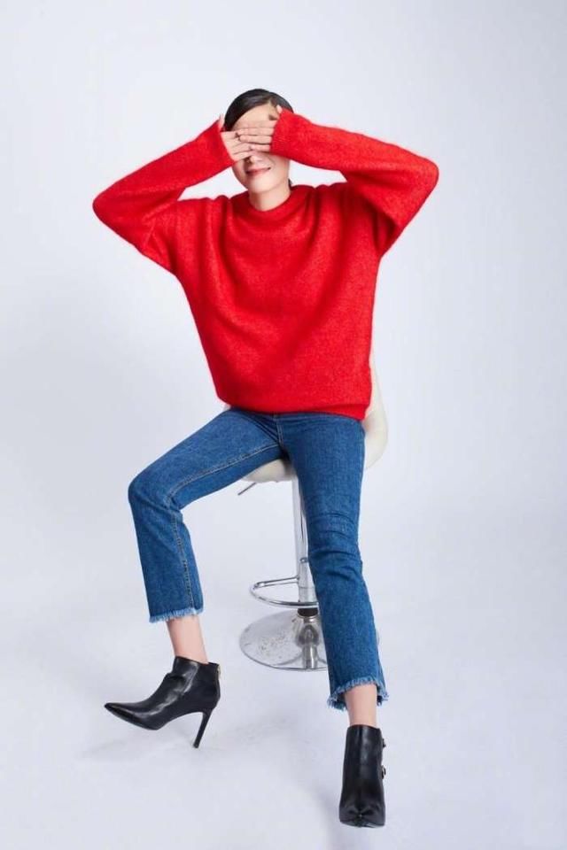 看了宋佳的腿，女人都要怀疑人生，网友：谁能娶到她真是赚大了！