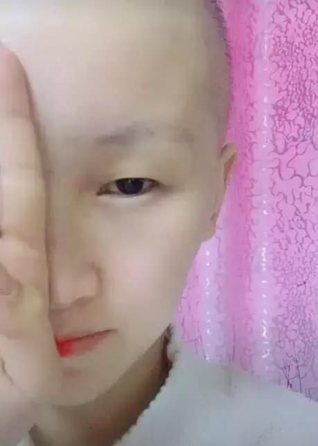 抖音小哥哥因化妆走红，当他放下手的那一刻，网友：我心脏不好！