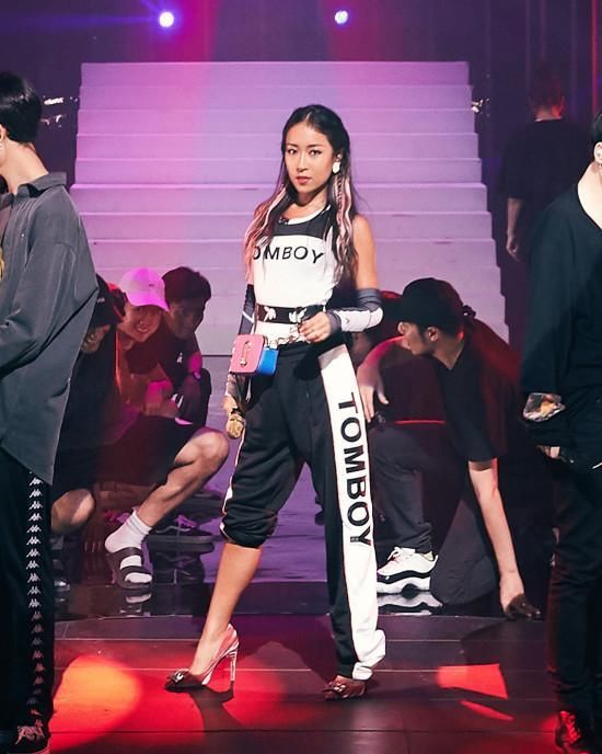 吉克隽逸为了美真拼!穿一双“玻璃鞋”现身，不怕割伤自己的脚?