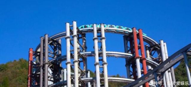 世界首座螺旋式天路，火车螺旋而上，148根钢柱插入地底深处