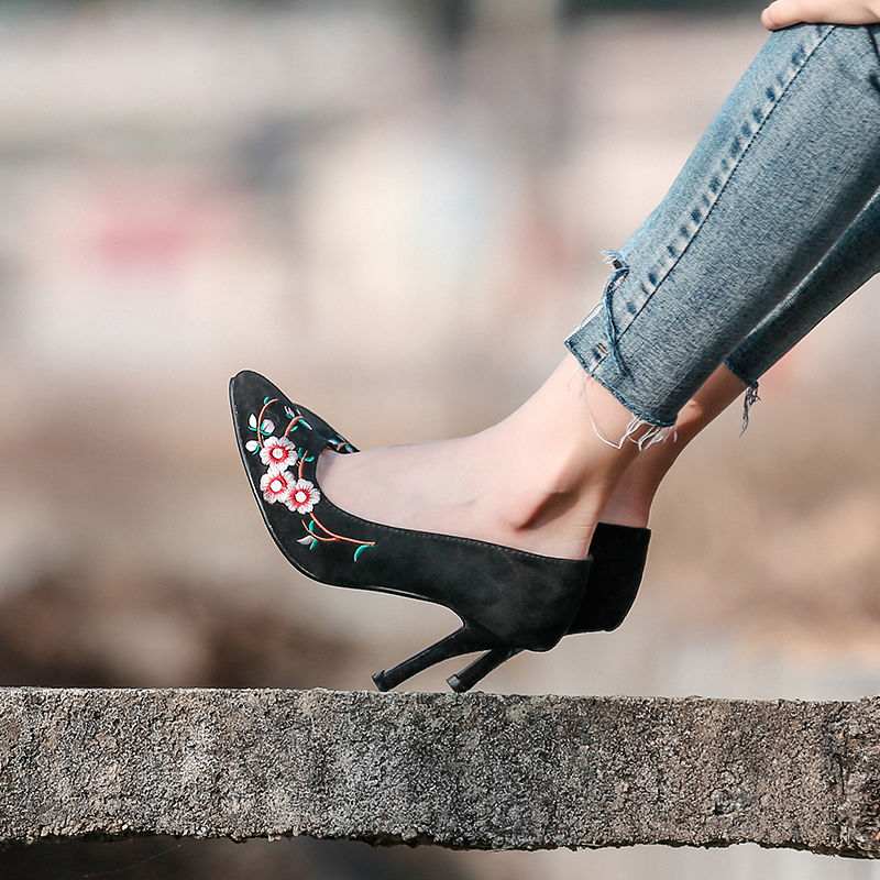 刺绣真丝开叉旗袍裙，古典范十足，配中国风高跟鞋，彰显女人气质