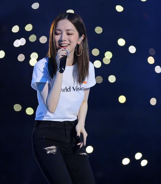 她5岁作词13岁钢琴8级，19岁办5场演唱会，笑容甜美迷人！