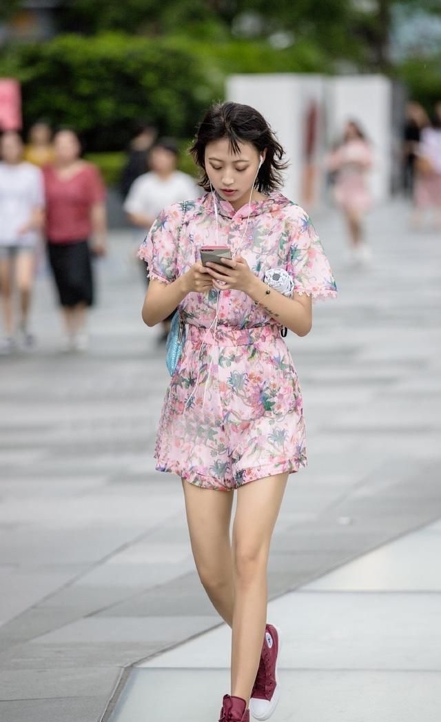 连体@吊带连体裤搭配高跟凉鞋,时尚又性感的风格,搭配出女神般的气息