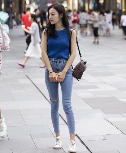  『气质』潮范儿女神来了，街拍：雪肤花貌的小姐姐，一件黑色上衣配白色短裤，时尚清新气质