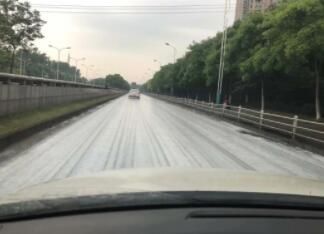 『洗洁精』天降洗洁精？一场大雨后路面出现大量白沫，真相是……