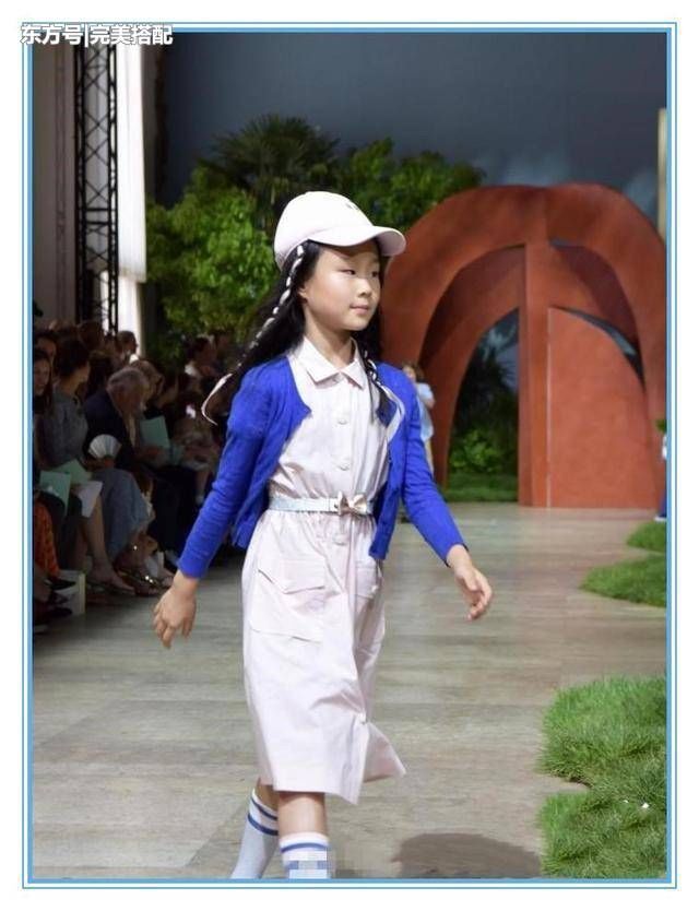 本以为黄多多和妹妹的T台秀够美了，可看到佟含月姐妹，我沉默了